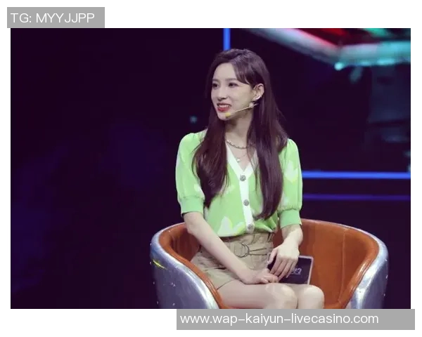 天下足球女主持人展现魅力与才华引领足球界新风潮