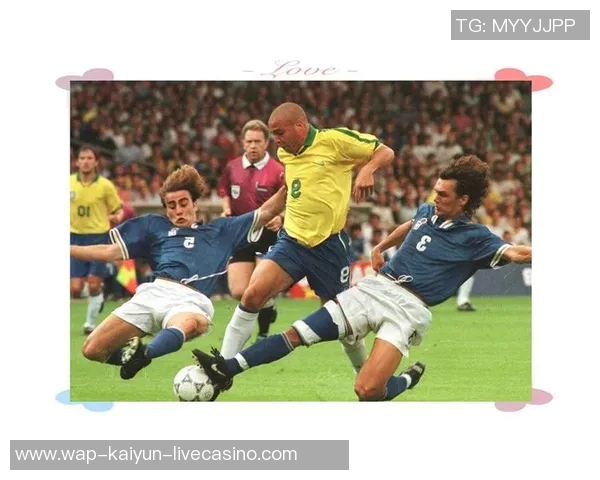 足球假动作的魅力与技巧解析如何在比赛中巧妙运用假动作迷惑对手 足球假动作的魅力与技巧解析如何在比赛中巧妙运用假动作迷惑对手